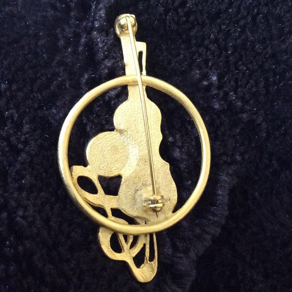 Elegant Gold Violin Brooch with Pearl Accent - Picture 2 of 4